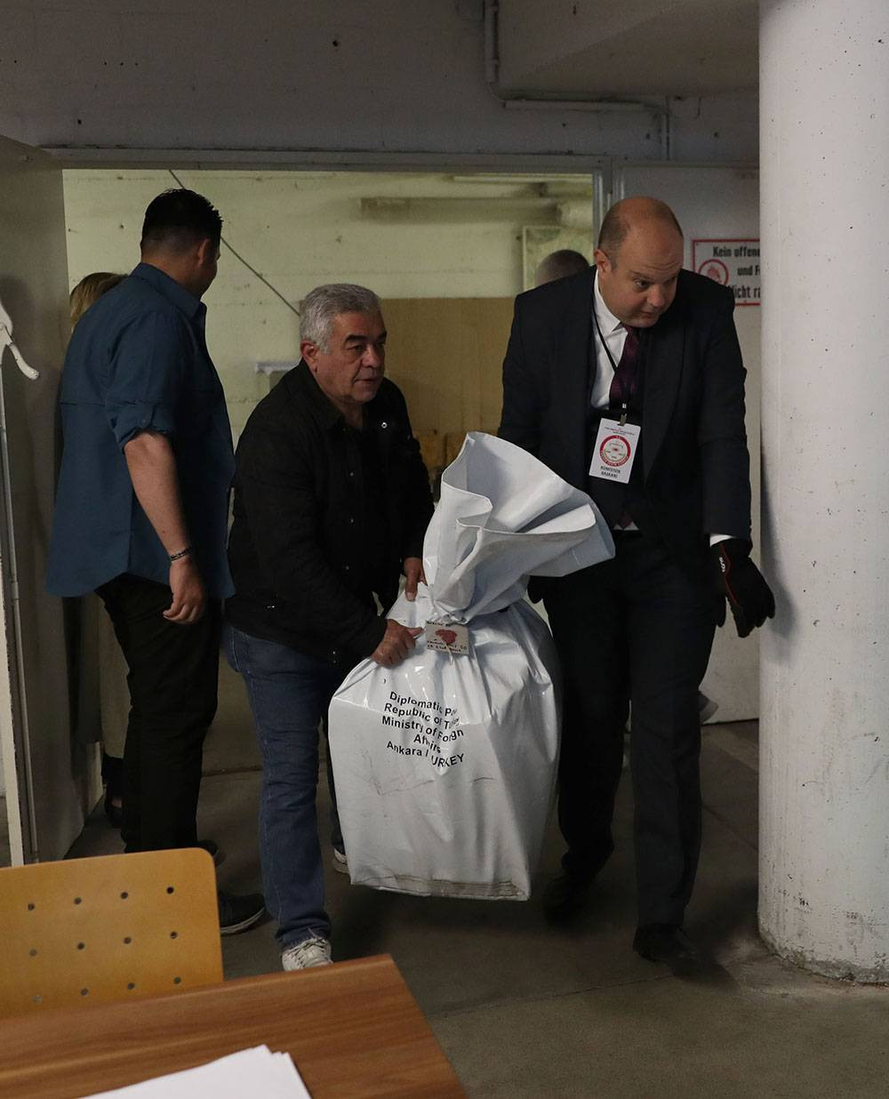 Almanya'daki oy pusulaları Türkiye'ye gönderildi - Resim: 12